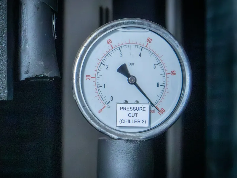 Pressure gauge on an outlet pipe